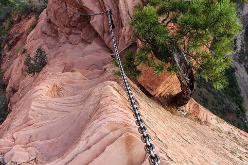 Angels Landing Hike Deaths (Safety FAQs and Tips)